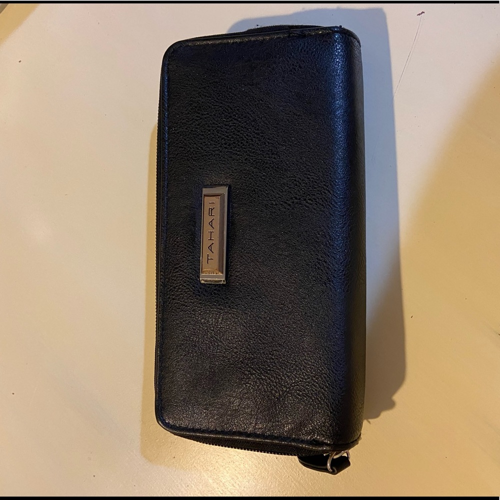 Tahari wallet